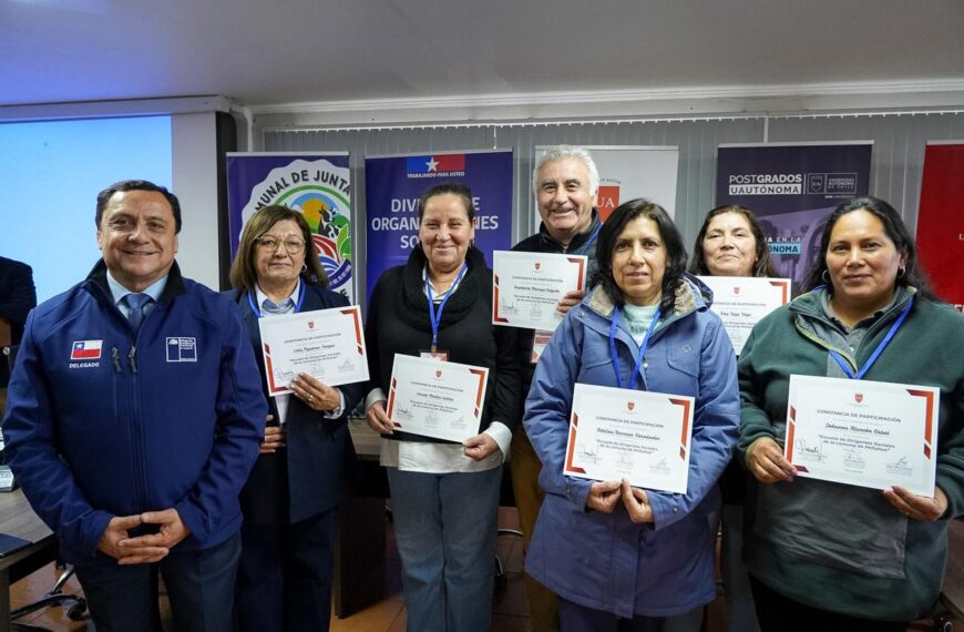 Dirigentes sociales de Pelluhue reciben sus certificados tras participar en la Escuela de Líderes.