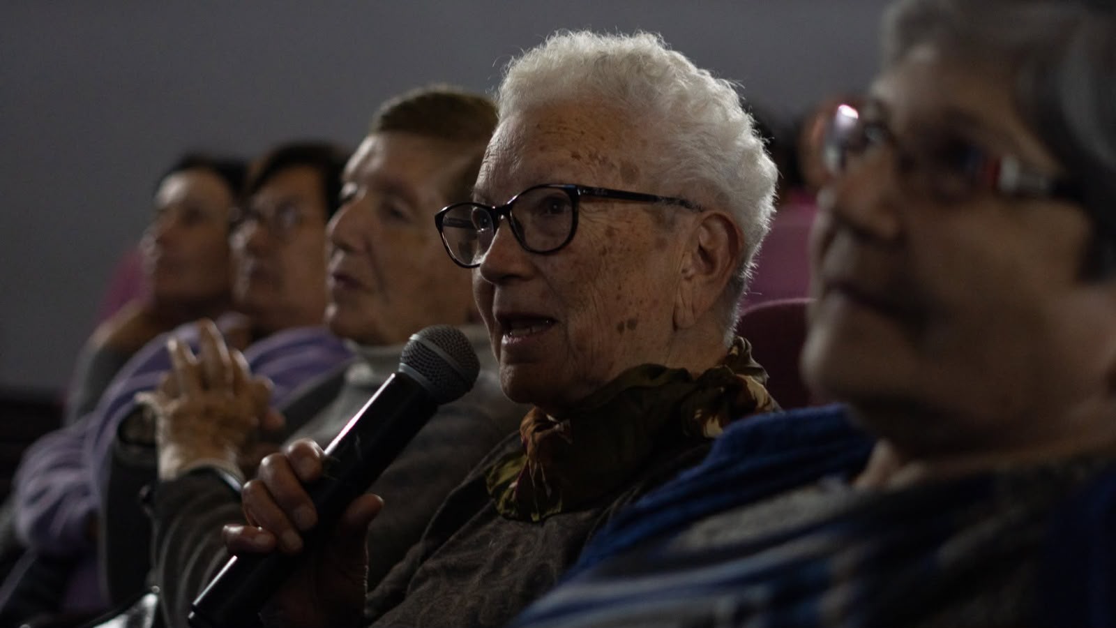 Personas mayores participan de una exhibición cinematográfica del Festival Miradas Mayores en Chile.