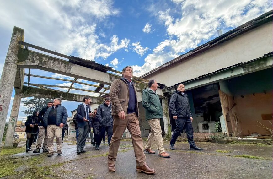 Autoridades recorren el Mercado Central de Talca durante las gestiones para financiar su reconstrucción.