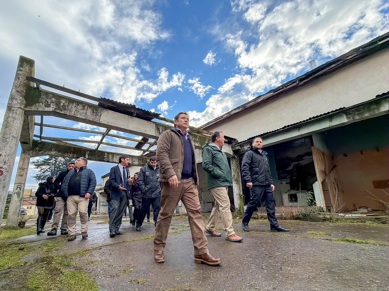 Autoridades recorren el Mercado Central de Talca durante las gestiones para financiar su reconstrucción.