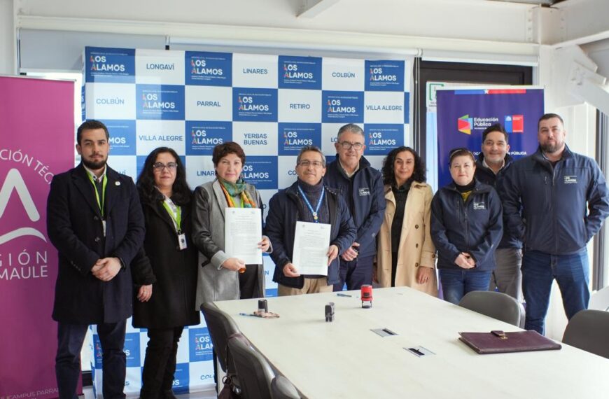 Representantes del CFT Estatal del Maule y SLEP Los Álamos durante la firma del convenio de cooperación educativa.