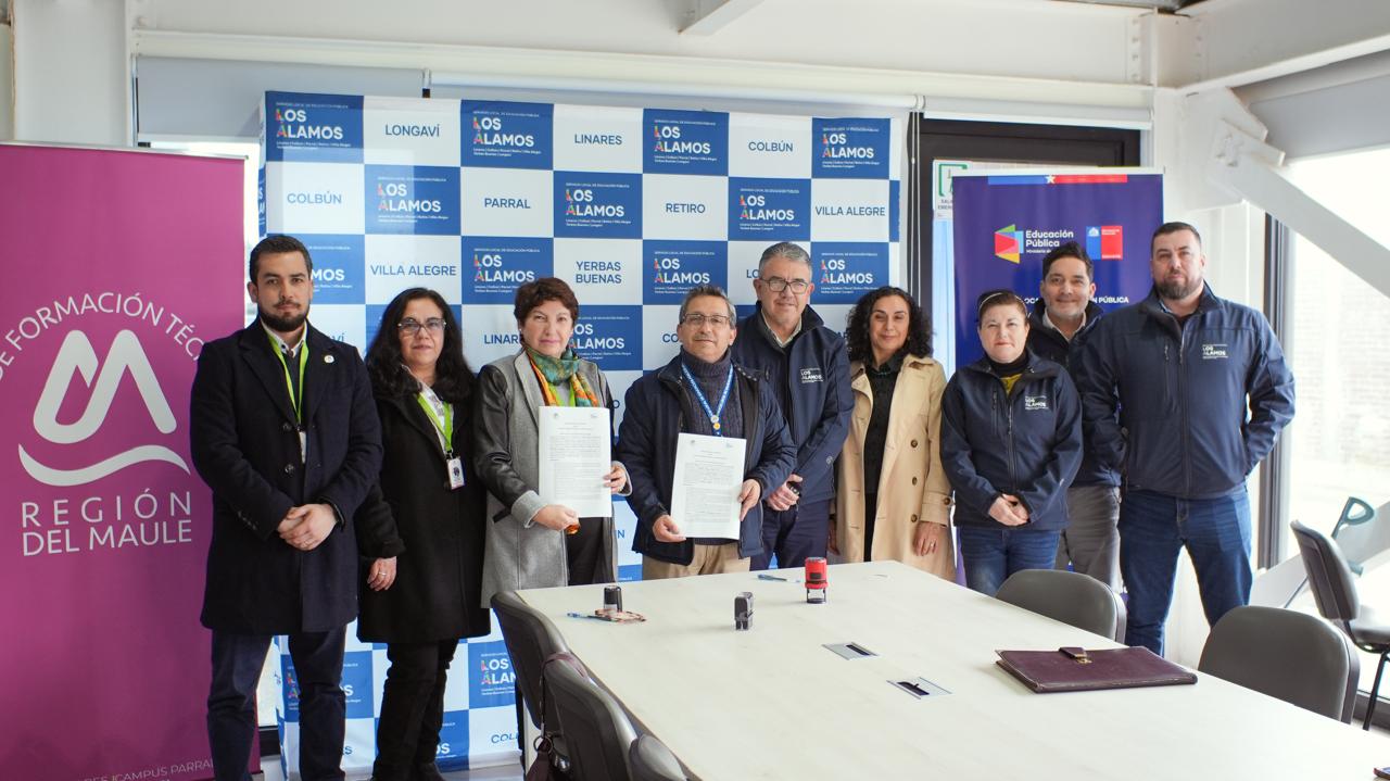 Representantes del CFT Estatal del Maule y SLEP Los Álamos durante la firma del convenio de cooperación educativa.