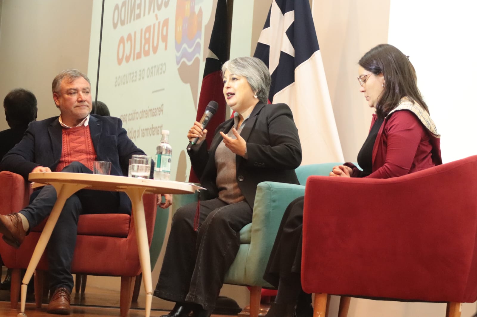 Jeannette Jara durante actividad en la que cuestionó propuestas sobre jornada laboral y polifuncionalidad.