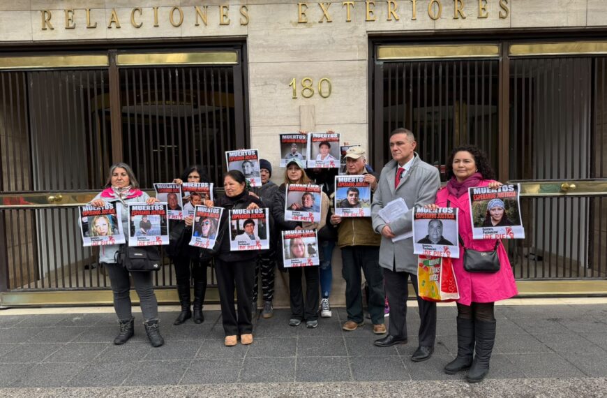 Víctimas de Quintero y Puchuncaví se manifiestan frente a Cancillería con fotografías de personas fallecidas esperando justicia
