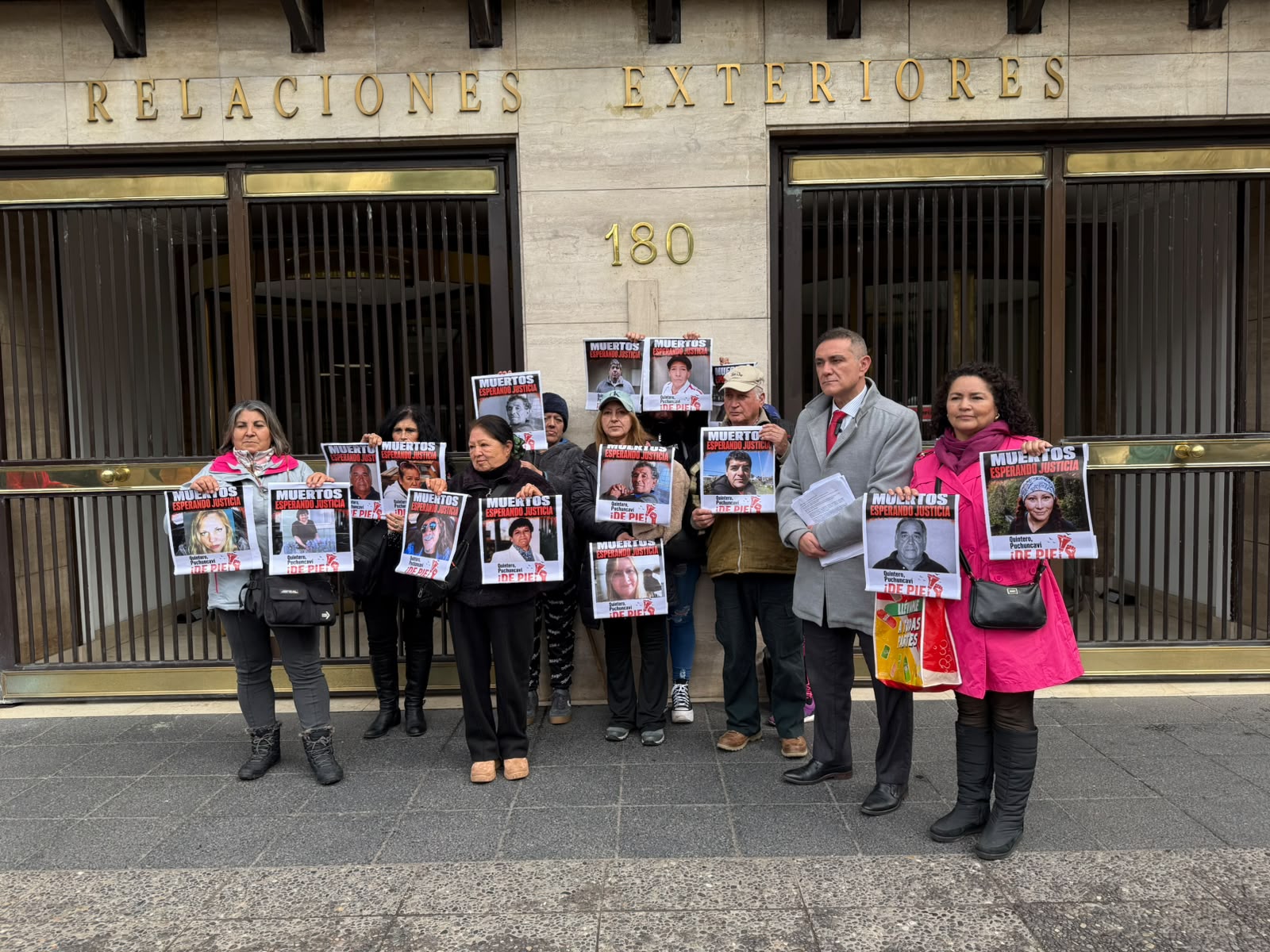 Víctimas de Quintero y Puchuncaví se manifiestan frente a Cancillería con fotografías de personas fallecidas esperando justicia