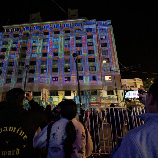 Proyección audiovisual sobre la fachada de un edificio durante una intervención de artes mediales en la Región de Valparaíso.