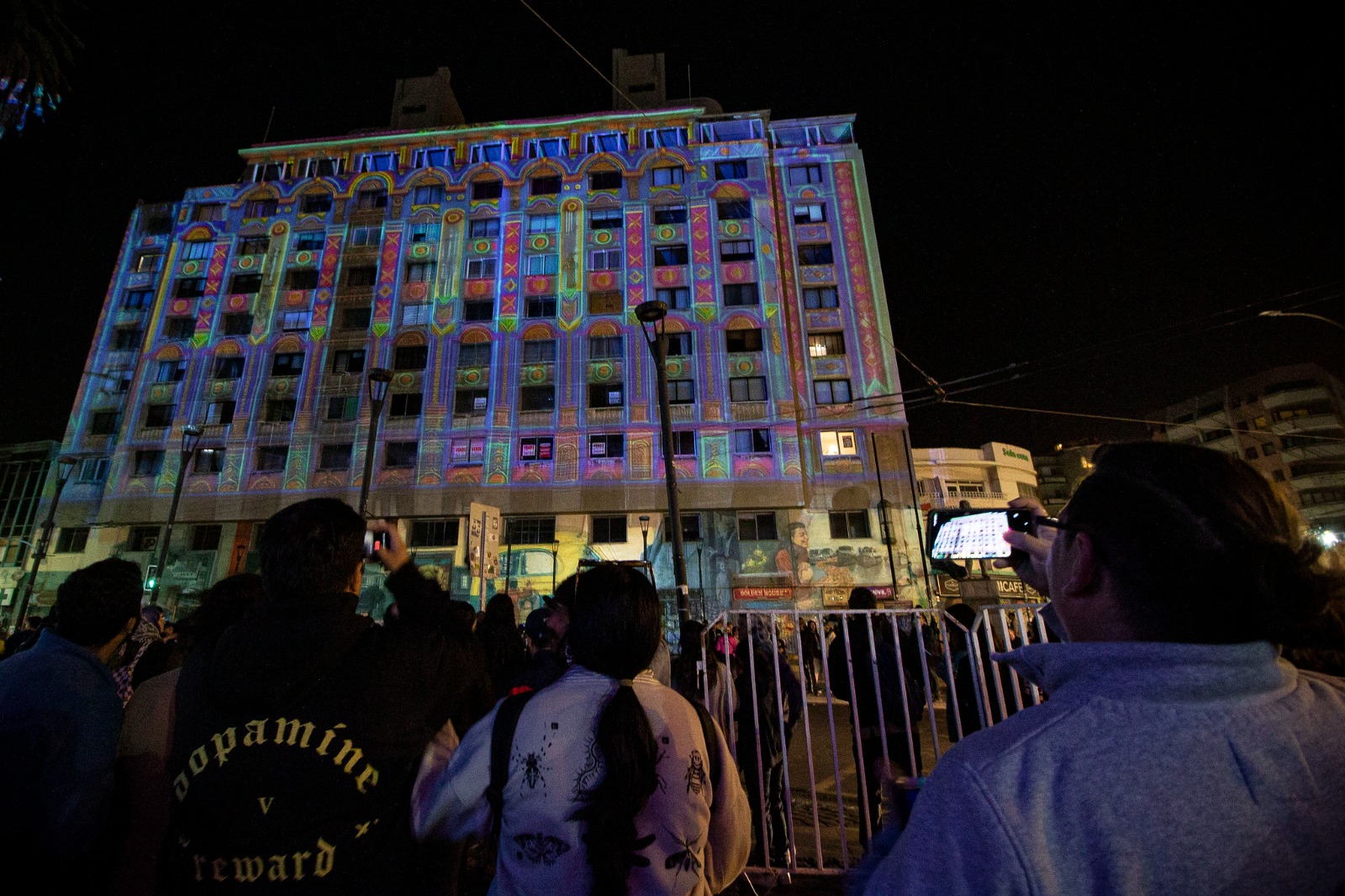 Proyección audiovisual sobre la fachada de un edificio durante una intervención de artes mediales en la Región de Valparaíso.