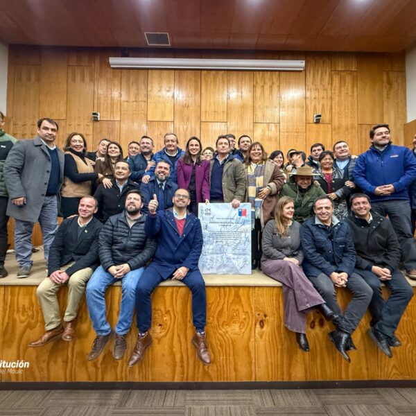 Autoridades regionales y alcaldes de comunas del Maule durante el lanzamiento del programa FNDR para fortalecer el turismo municipal en la región.