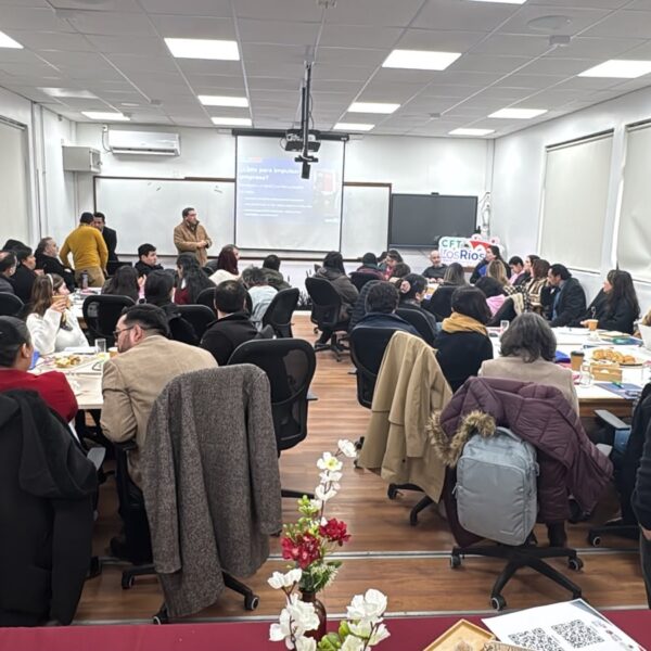 Empresarios y estudiantes participan en mesas de trabajo durante un encuentro empresarial en Valdivia.