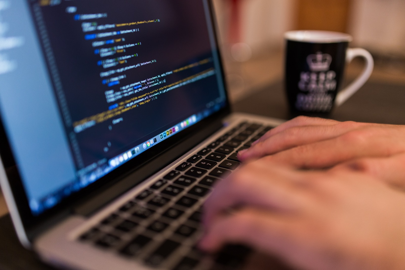 Persona trabaja en un computador portátil con información digital en pantalla, en una imagen de contexto sobre respaldo y protección de datos empresariales.