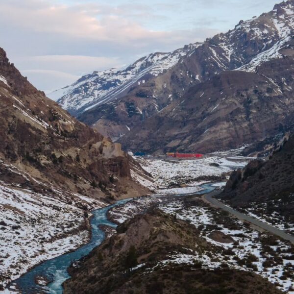 Ruta Internacional 115-CH en el Paso Pehuenche, rodeada de montañas nevadas en la cordillera de la Región del Maule.