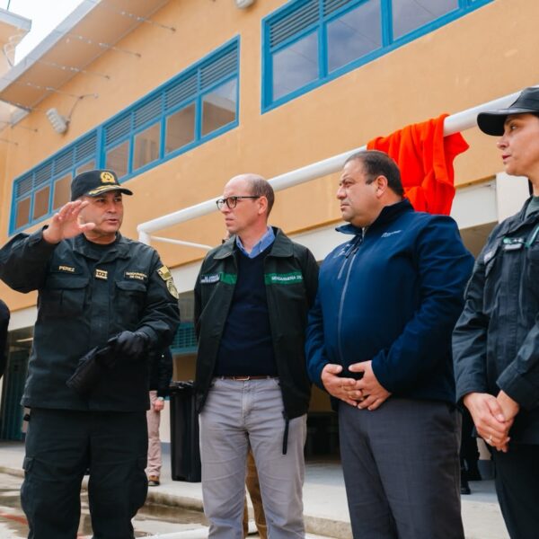 Ministro de Seguridad Pública, Martín Arrau, junto al director nacional de Gendarmería, Rubén Pérez, y autoridades durante una inspección al Complejo Penitenciario La Laguna de Talca.
