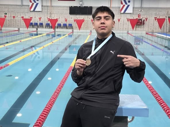 Nadador parralino Rafael Zepeda durante su participación en la IV Copa del Maule Máster realizada en Talca.