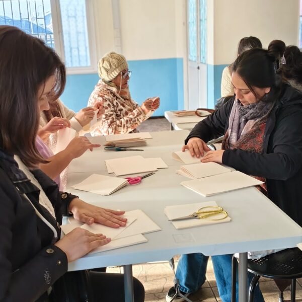 Mujeres de Puerto Montt participan en talleres comunitarios de yoga, tejido en cobre y encuadernación en el barrio Puerta Sur.