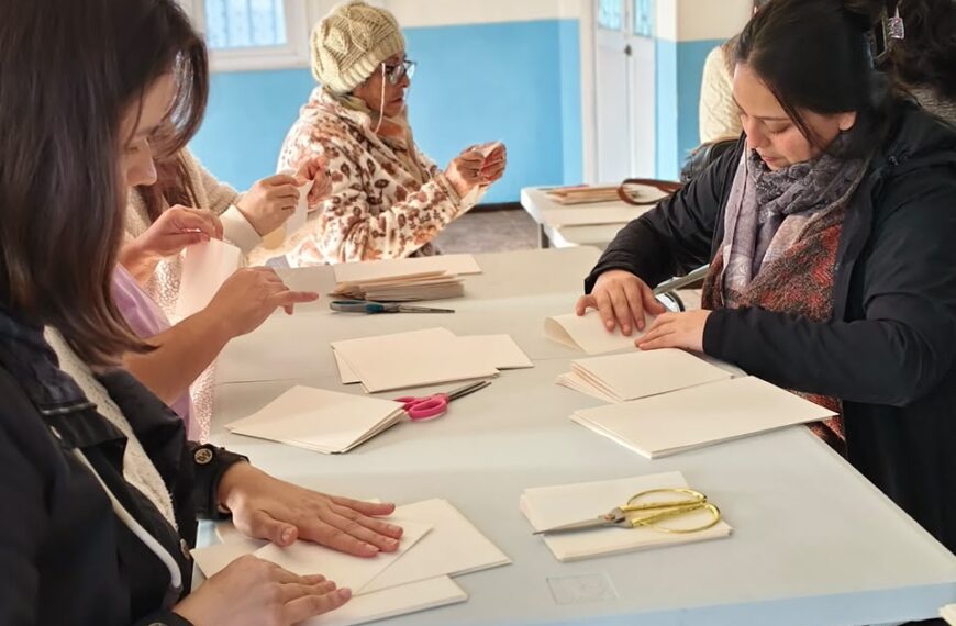 Mujeres de Puerto Montt participan en talleres comunitarios de yoga, tejido en cobre y encuadernación en el barrio Puerta Sur.