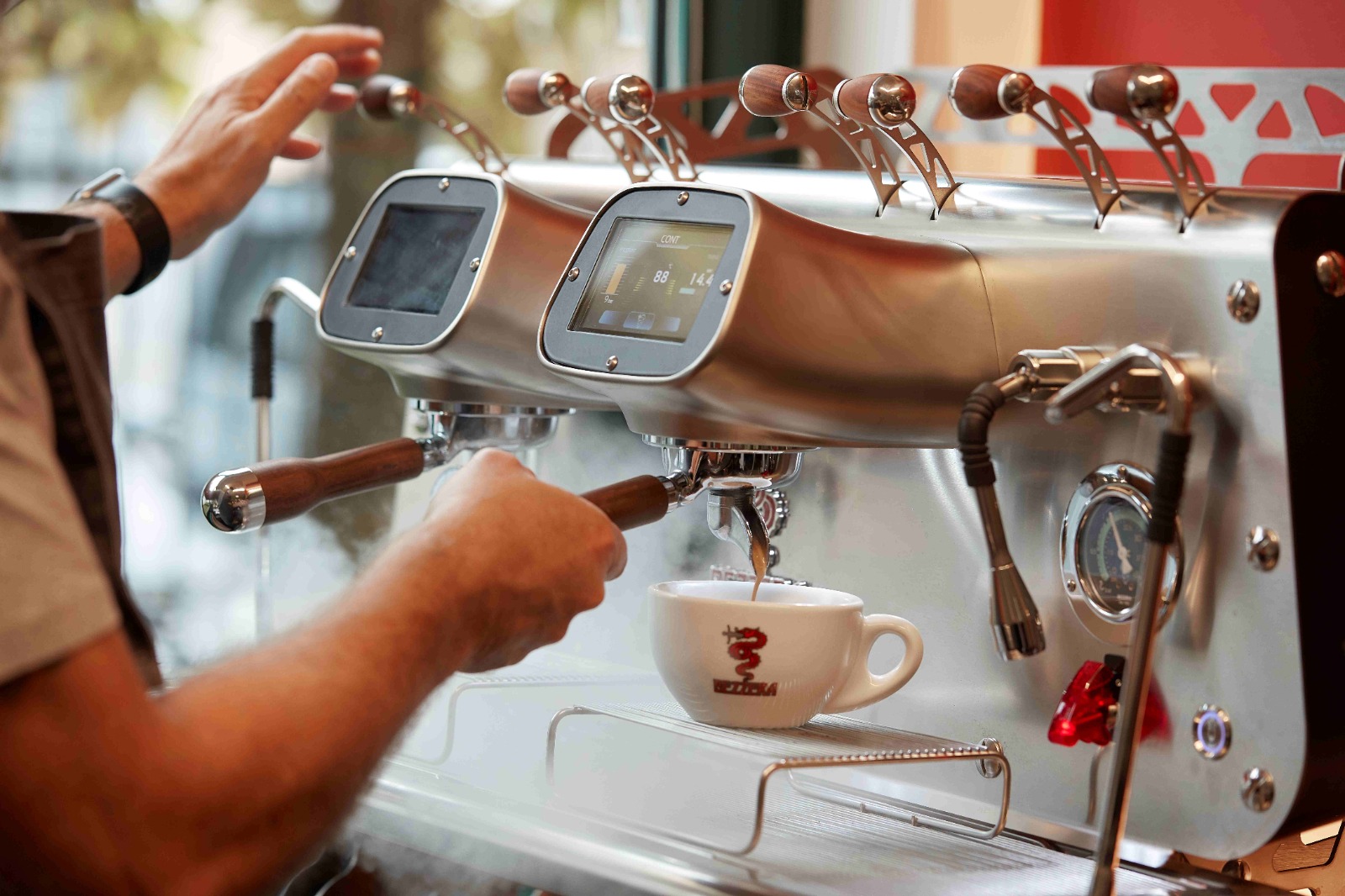 Máquina espresso profesional utilizada por una cafetería como parte de la evolución del negocio del café en Chile.
