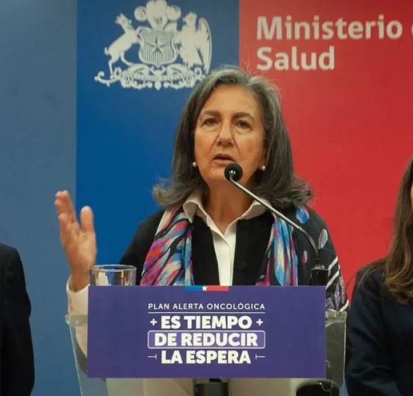 Ministra de salud, May Chomali en una conferencia de prensa.
