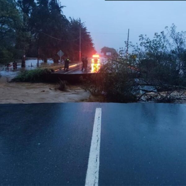 Socavón provocado por intensas lluvias en una ladera, imagen referencial sobre gestión del agua e infraestructura.