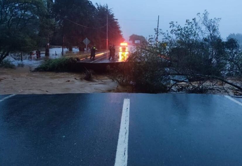 Socavón provocado por intensas lluvias en una ladera, imagen referencial sobre gestión del agua e infraestructura.