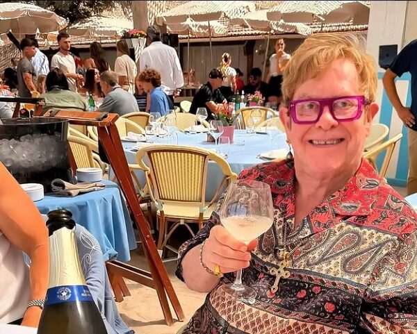 Elton John celebra 36 años de sobriedad: “Agradecido por cada día”
