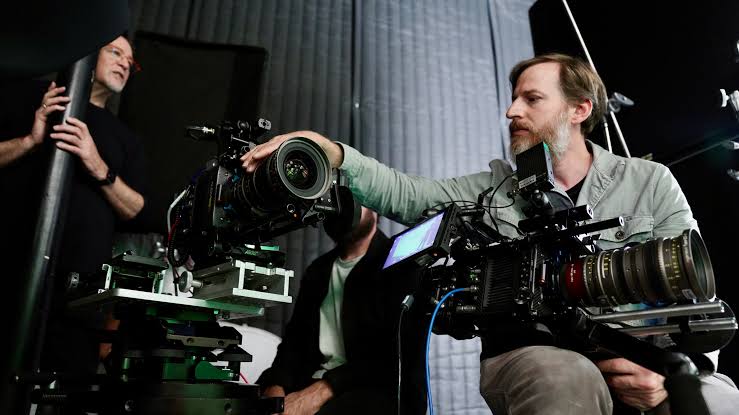 Cineasta independiente trabajando con una cámara durante una producción audiovisual, en el contexto de la convocatoria Sony Future Filmmaker Awards 2027.