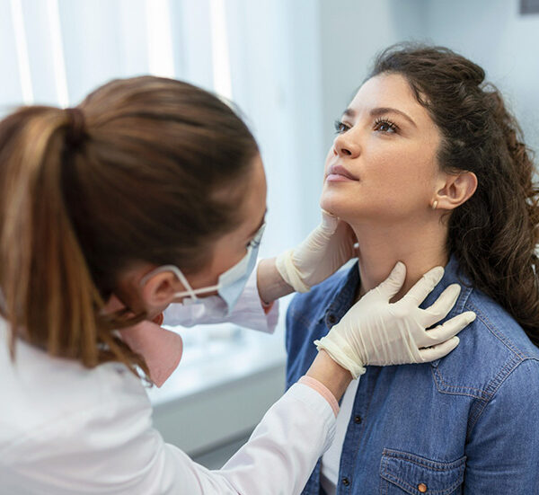 Especialista realiza una evaluación médica de cabeza y cuello a un paciente para detectar posibles señales de alerta.