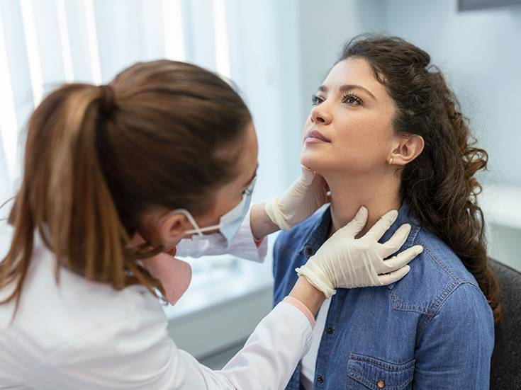 Especialista realiza una evaluación médica de cabeza y cuello a un paciente para detectar posibles señales de alerta.