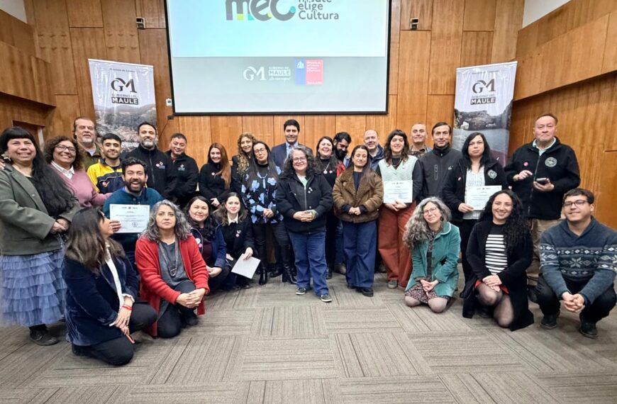Representantes de espacios culturales del Maule posan en grupo durante un encuentro regional.