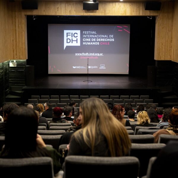 Público espera el inicio de una función del Festival Internacional de Cine de Derechos Humanos en una sala de cine.