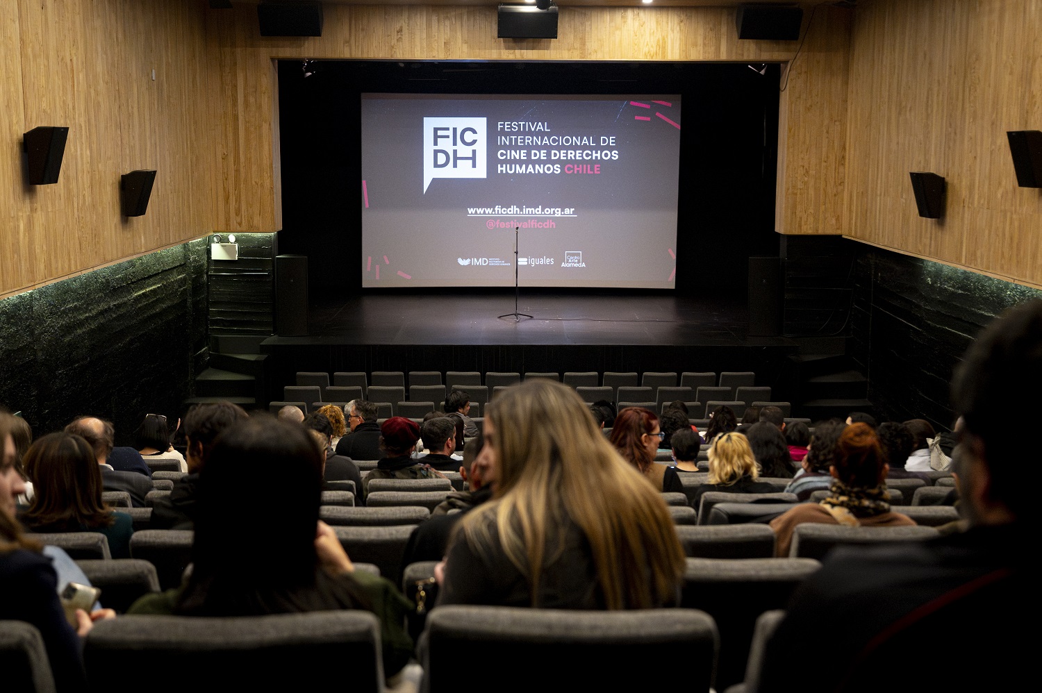 Público espera el inicio de una función del Festival Internacional de Cine de Derechos Humanos en una sala de cine.