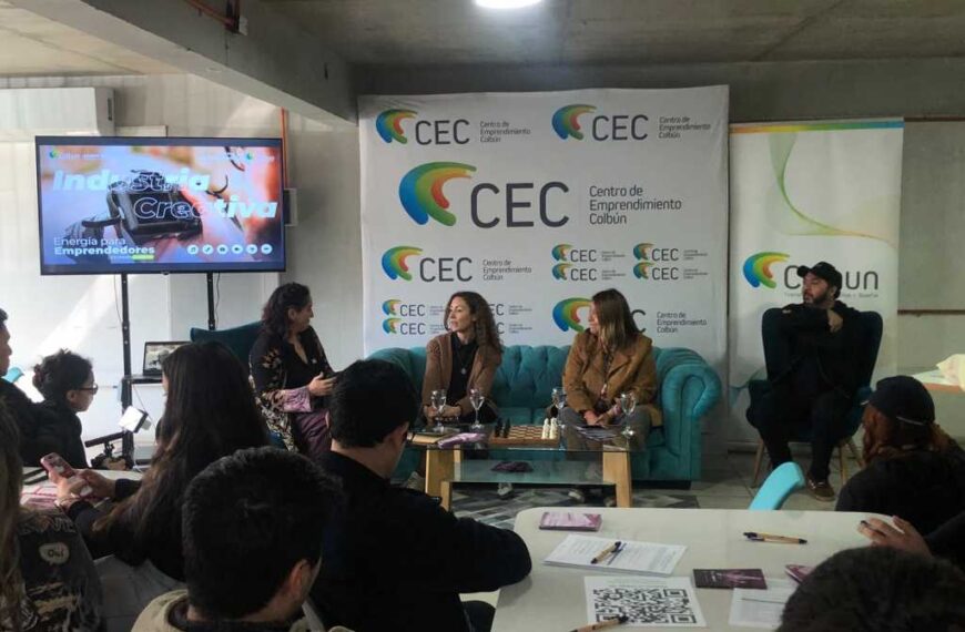 Participantes asisten a un conversatorio sobre industria creativa en el Centro de Emprendimiento Colbún de Coronel.