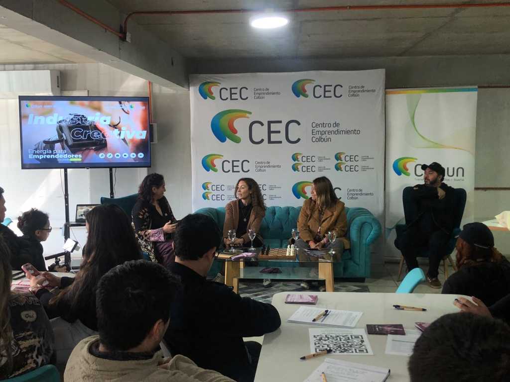 Participantes asisten a un conversatorio sobre industria creativa en el Centro de Emprendimiento Colbún de Coronel.