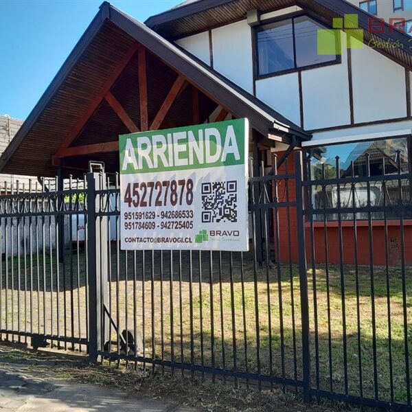 Casa en arriendo con letrero de Bravo Gestión Inmobiliaria y cerca negra.