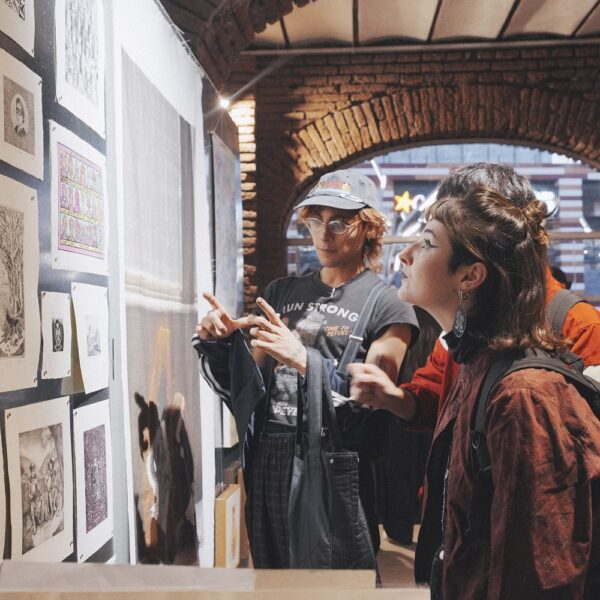 Asistentes observando obras de arte en una exposición de Feria Aparte.