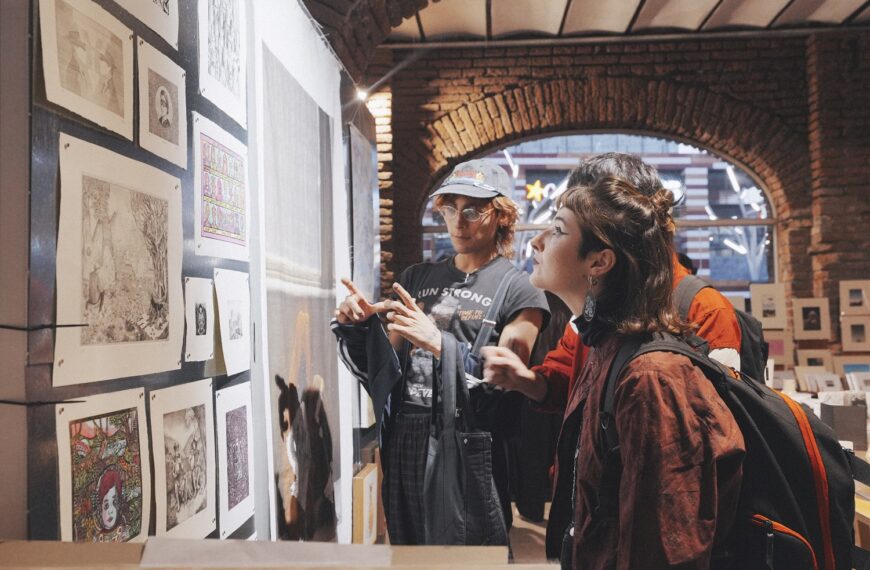 Asistentes observando obras de arte en una exposición de Feria Aparte.
