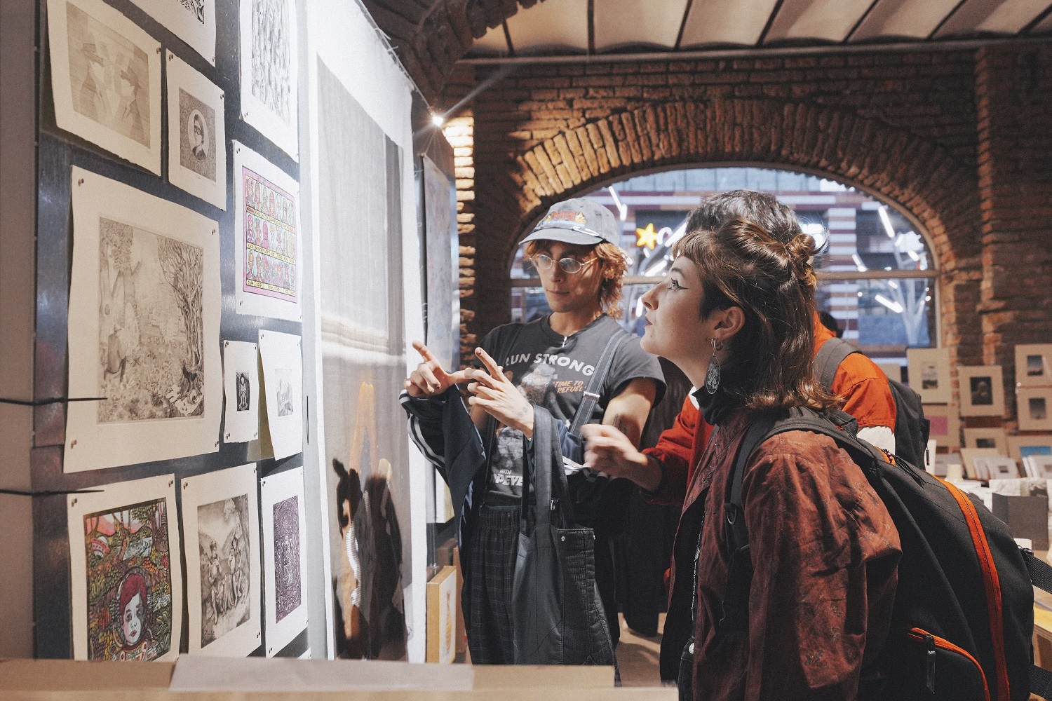 Asistentes observando obras de arte en una exposición de Feria Aparte.