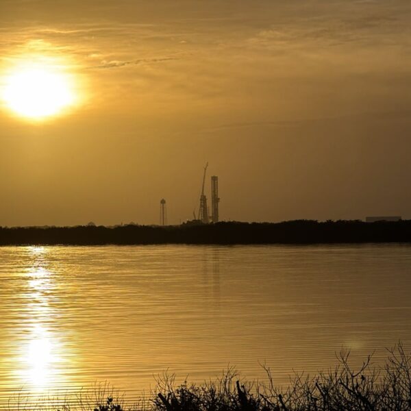 Atardecer sobre el Centro Espacial Kennedy antes del lanzamiento del telescopio Nancy Grace Roman.