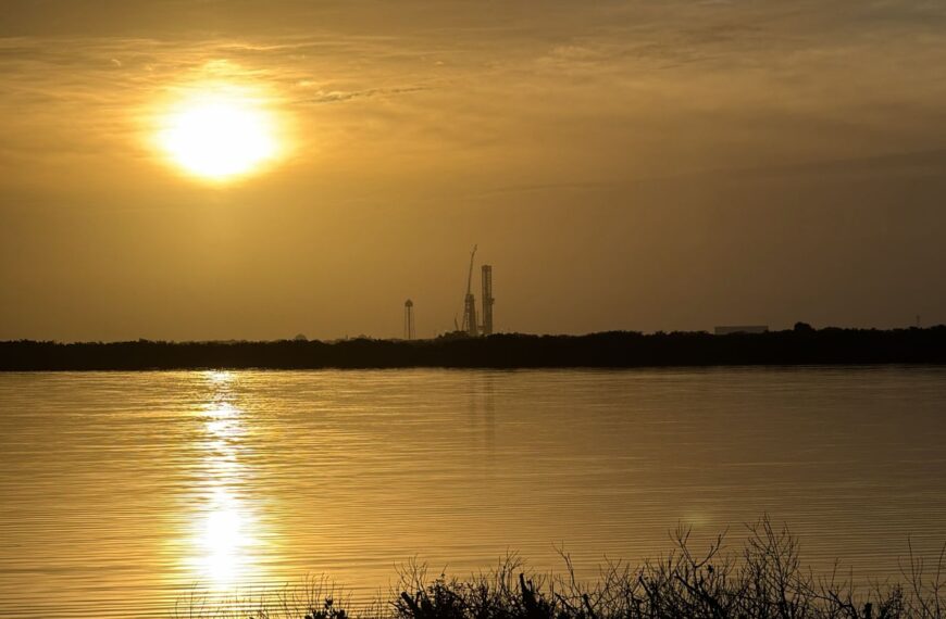 Atardecer sobre el Centro Espacial Kennedy antes del lanzamiento del telescopio Nancy Grace Roman.