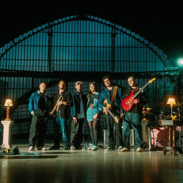 Integrantes de Metrajazz posan junto a sus instrumentos en un escenario.