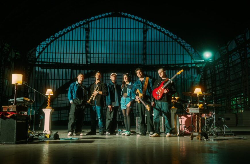 Integrantes de Metrajazz posan junto a sus instrumentos en un escenario.