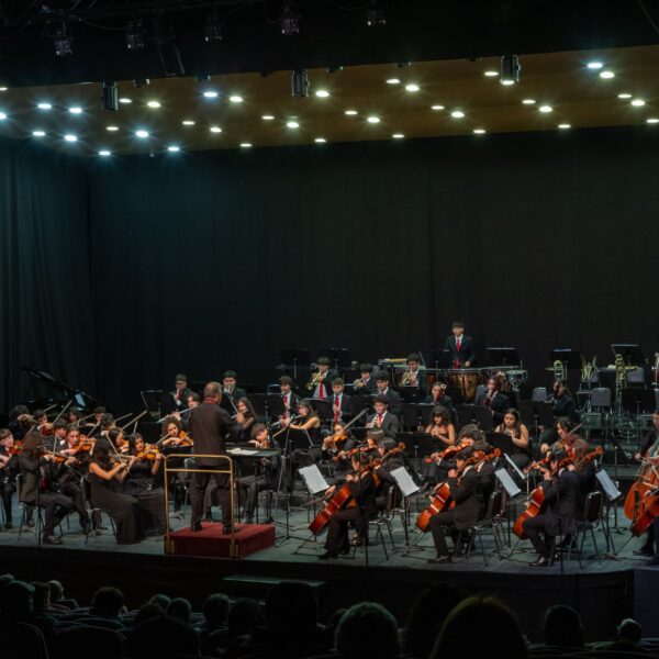 Jóvenes músicos de la Orquesta Sinfónica Estudiantil Metropolitana durante una presentación.