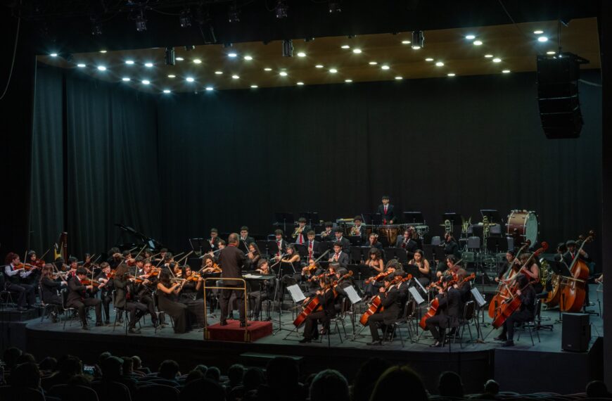 Jóvenes músicos de la Orquesta Sinfónica Estudiantil Metropolitana durante una presentación.