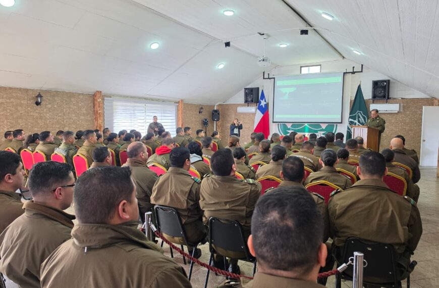 Funcionarios de Carabineros participan en una capacitación en un salón del Maule.