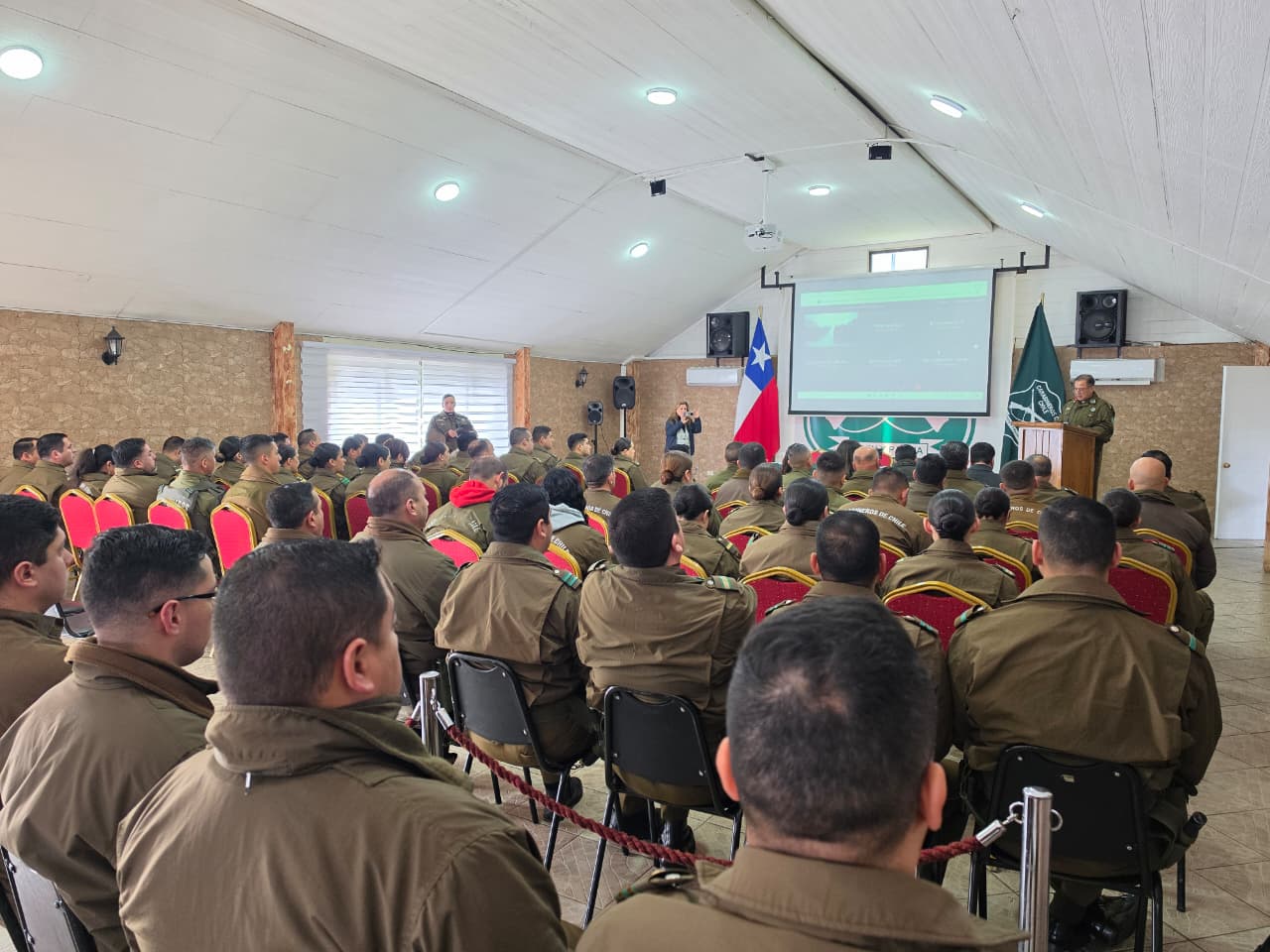 Funcionarios de Carabineros participan en una capacitación en un salón del Maule.