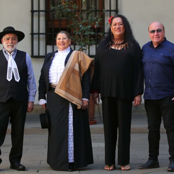 Cuatro personas reconocidas con el Premio Margot Loyola 2026 posan frente al Palacio de La Moneda.