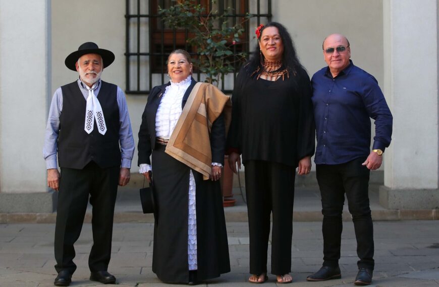 Cuatro personas reconocidas con el Premio Margot Loyola 2026 posan frente al Palacio de La Moneda.