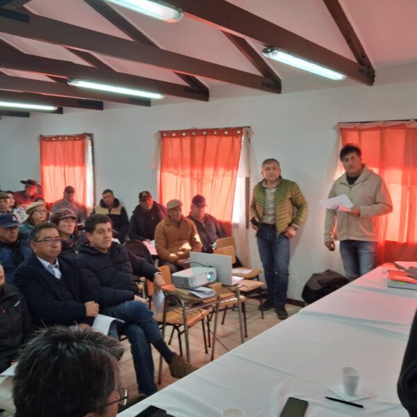 Agricultores y regantes participan en una asamblea de Usuarios Longaví Alto.