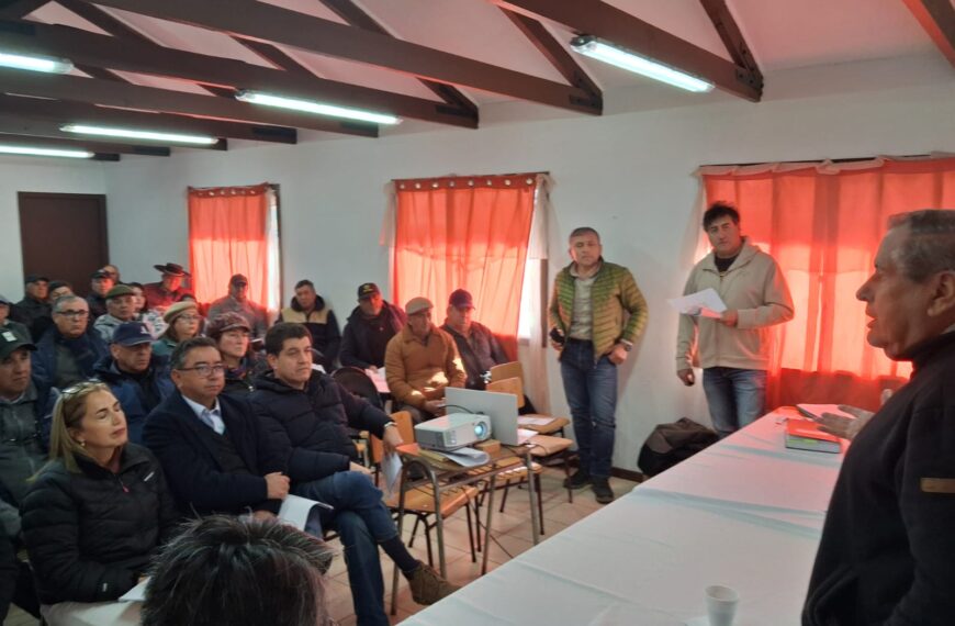 Agricultores y regantes participan en una asamblea de Usuarios Longaví Alto.