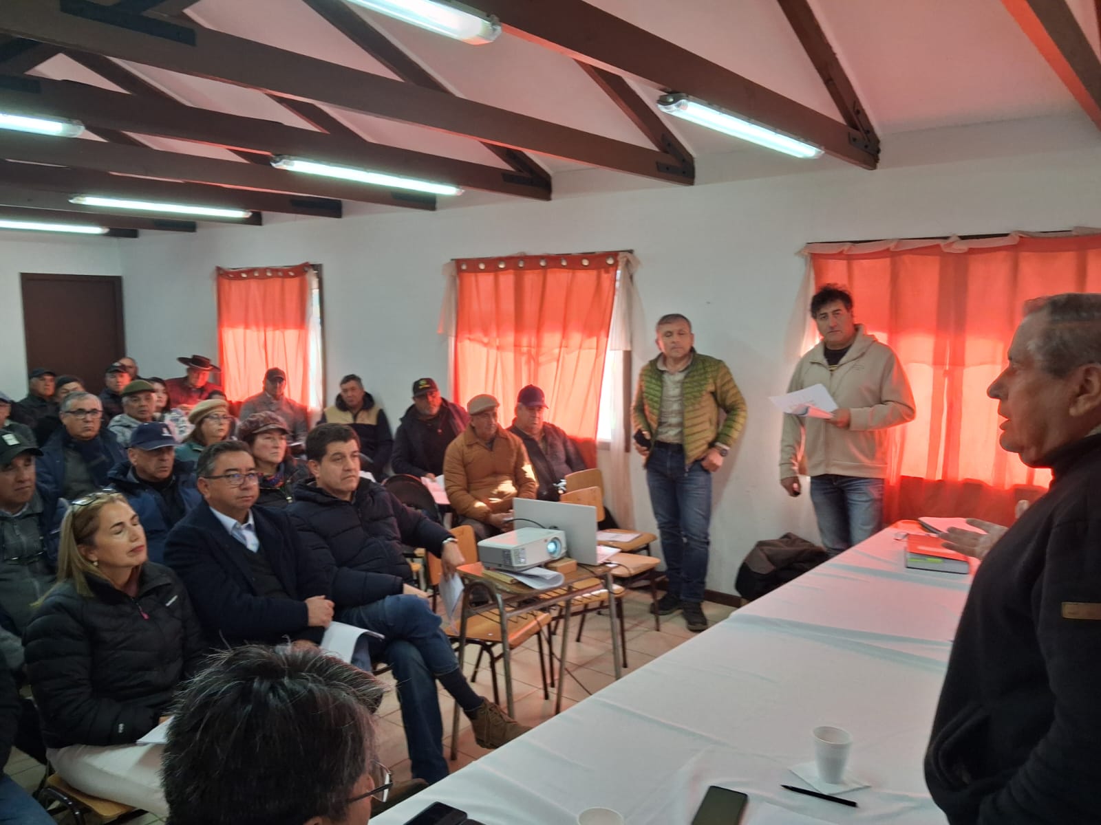 Agricultores y regantes participan en una asamblea de Usuarios Longaví Alto.