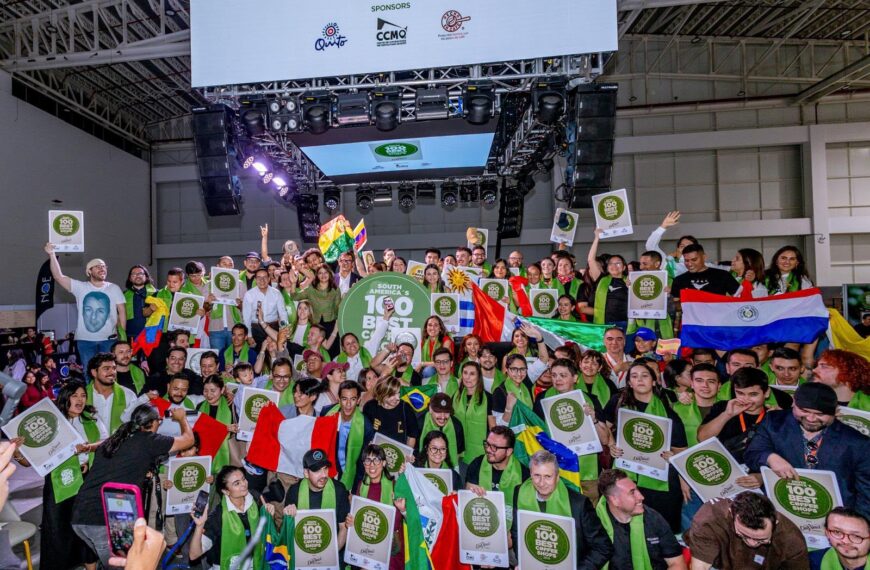 Personas celebran durante la ceremonia de las 100 mejores cafeterías de Sudamérica en Quito.